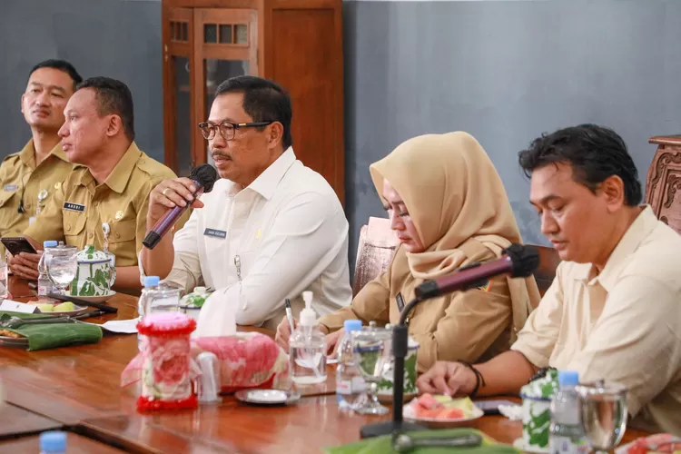 PJ Gubernur Jateng Nana Sudjana saat ditemui di Kota Lama. Nana akan menyelidiki peredaran daging anjing di wilayahnya.  (Ayosemarang.com/ Audrian Firhannusa)