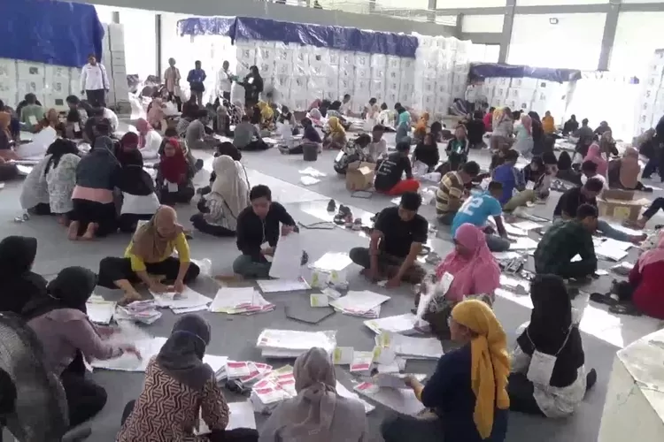 Tenaga sortir dan pelipat surat suara di Islamic Centre Bugangin Kendal. (edi prayitno /kontributor Kendal)