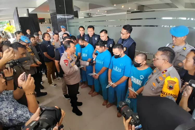 Lengek Squad, penjual mobil bodong di Jateng yang sudah diamankan oleh Polda.  ((Ayosemarang.com/ Audrian Firhannusa))