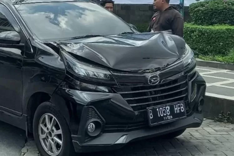 Salah satu mobil yang terlibat kecelakaan karambol di depan Unimus Semarang.  ((Istimewa))
