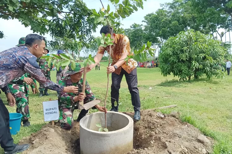 Bupati Kendal menanam pohon dalam kegiatan Karya Bakti dan Baksos Kodim 0716 Kendal, Selasa 9 Januari 2024. (Edi Prayitno/ kontributor Kendal)