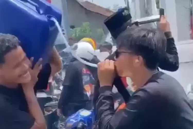 video diduga pesta miras relawan Ganjar-Mahfud di Boyolali sebelum dianiaya oleh oknun TNI.  (istimewa)