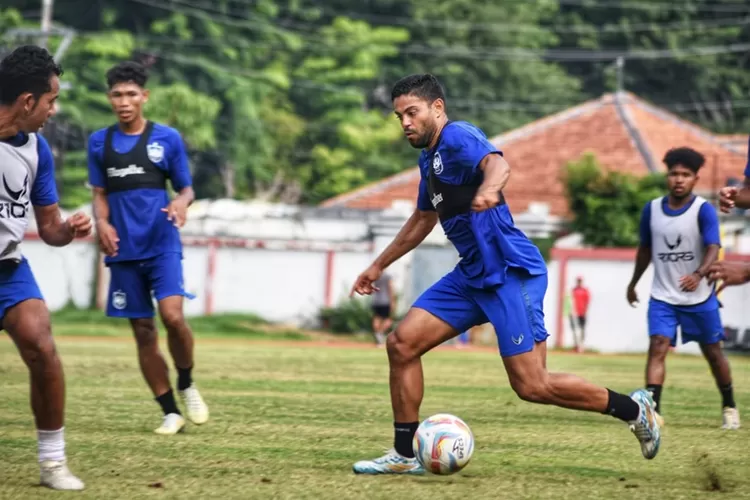 Pemain asing PSIS Semarang Vitinho saat berlatih di Lapangan Sidodadi.  (Ayosemarang.com/ Audrian Firhannusa)