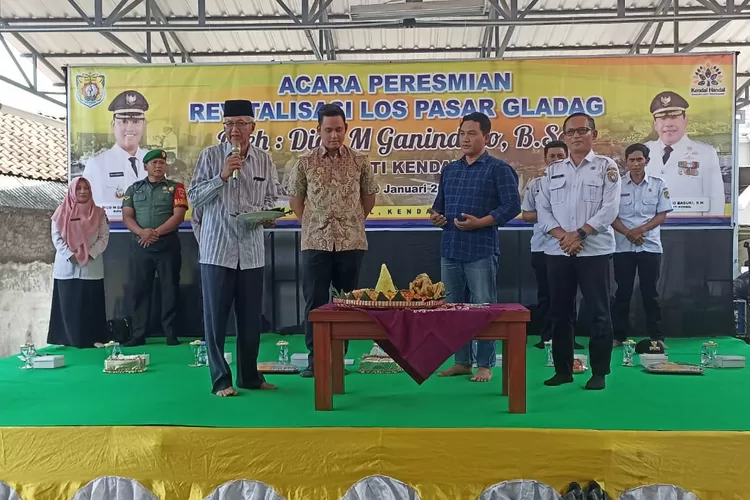 Bupati Kendal meresmikan revitalisasi Los pasar gladag Kaliwungu Rabu 10 Januari 2024. (Edi Prayitno/ kontributor Kendal)