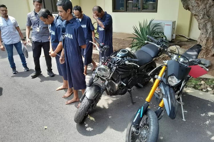 Para tersangka pencuri motor gede berjenis Ninja 650 Cc di Gajahmungkur Semarang saat dihadirkan di Polrestabes.  ((Ayosemarang.com/ Audrian Firhannusa))