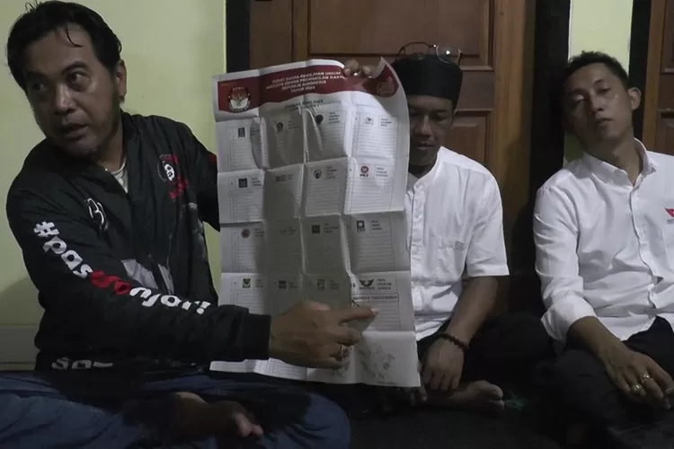 Caleg Partai Perindo mensosialisaikan tata cara mencoblos yang benar.  (edi prayitno/kontributor Kendal)