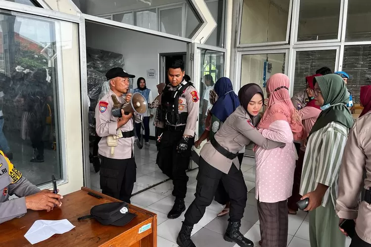 Kasat Binmas polres kendal meninjau proses pelipatan surat suara pemilu 2024 di gudang Islamic Center Kamis 11 Januari 2024.  ((Edi Prayitno/kontributor Kendal))