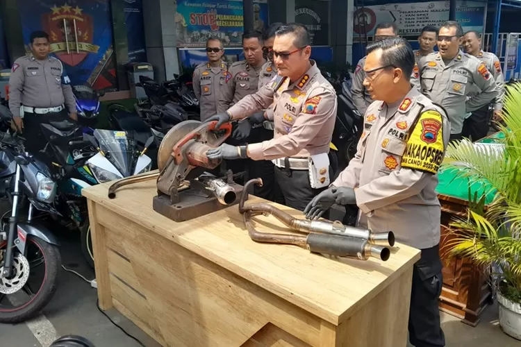 Dirlantas Polda Jateng Kombes Sonny Irawan bersama Wakapolrestabes Semarang AKBP Wiwit Ari Wibisono saat melakukan pemusnahan knalpot brong. Minggu ini Polda Jateng akan melakukan aksi serentak.  (Ayosemarang.com/ Audrian Firhannusa)