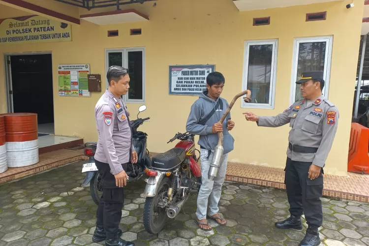 Warga melepas knalpot brong setelah ditindak Polsek Patean saat sosialisasi Jumat 12 januari 2024.  ((edi prayitno/kontributor kendal))