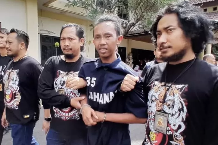 Muhammad Husen saat ditahan oleh Polrestabes Semarang usai kasus pembunuhannya.  ((Ayosemarang.com/ Audrian Firhannusa))