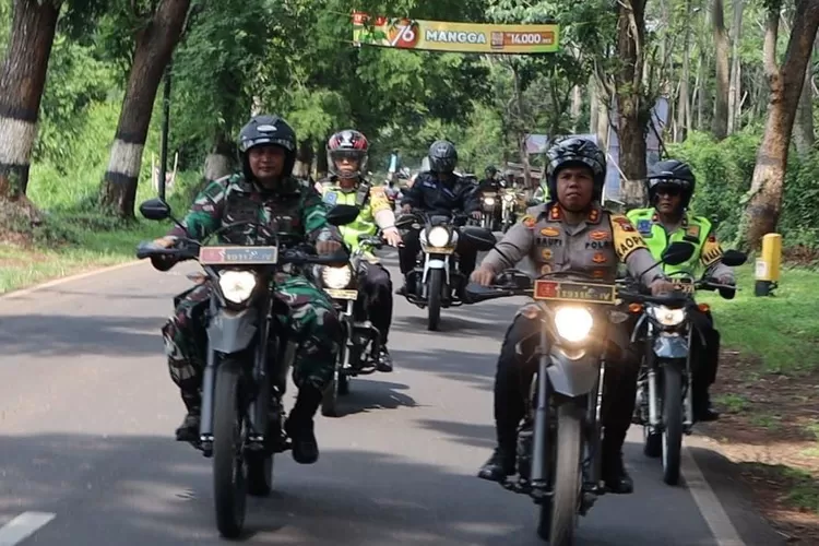 Dandim 0736/Batang Letkol Inf Ahmad Alam Budiman, dan Kapolres Batang, AKBP Saufi Salamun, bersama anggota TNI dan Polri telah melakukan patroli bersepeda motor.  (Foto: Istimewa.)