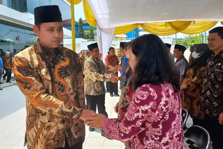  Bupati memberi selamat kepada pejabat administrator dan pengawas yang dilantik Jumat 12 Januari 2024. (Edi Prayitno/kontributor Kendal)