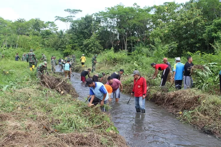 Sejumlah anggota TNI Kodim 0736 Batang dan Polres Batang kerja bhakti bersihkan Sungai Cepagan Warungasem/ Istimewa