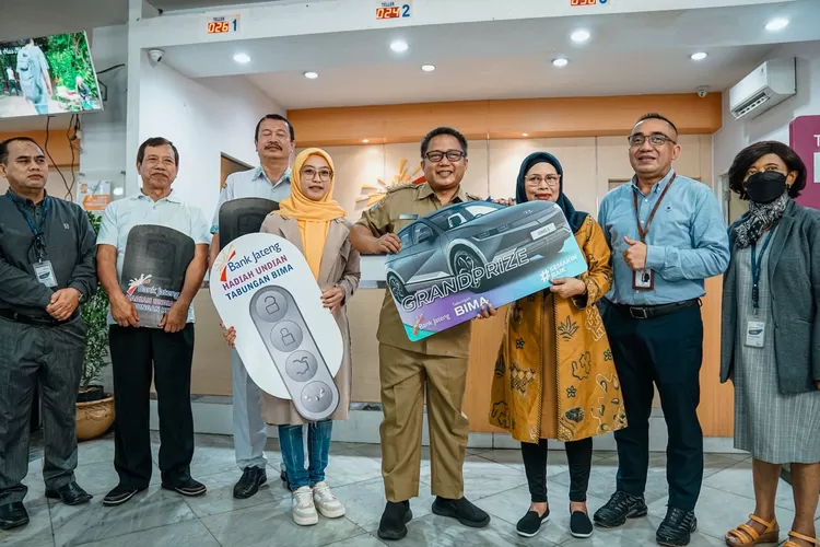 Penyerahan Hadiah Undian Tabungan Bima Periode I Tahun 2023 tersebut dilakukan secara simbolis oleh Pj Wali kota Yasip Khasani, belum lama ini. (dok Bank Jateng.)