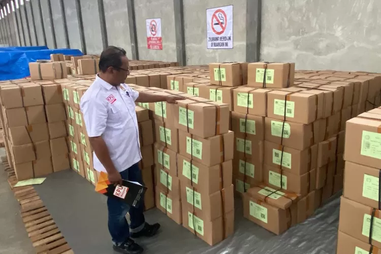 Ketua KPU Batang, Susanto Waluyo saat ditemui gudang logistik KPU Batang, Jumat 12 Januari 2024. (Muslihun kontributor Batang)