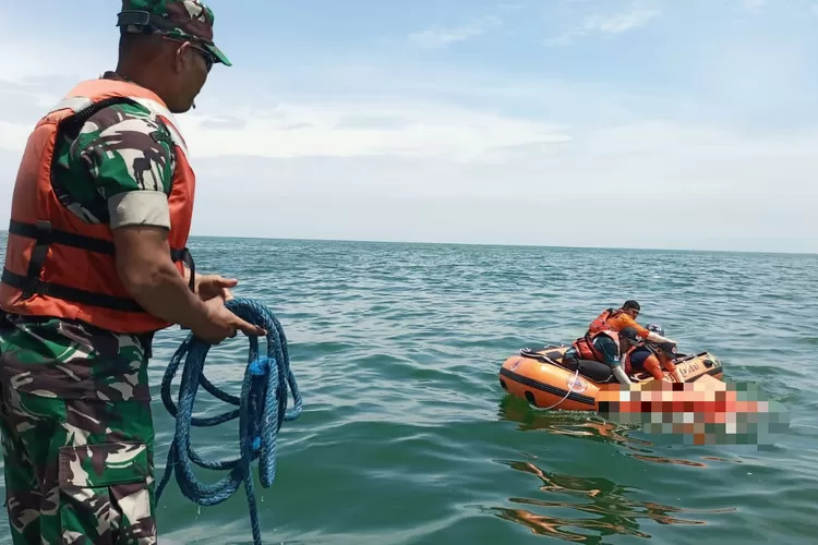 Proses evakuasi mayat laki-laki yang ditemukan mengapung di perairan laut Kendal Sabtu 13 januari 2024  ((edi prayitno/kontributor kendal))