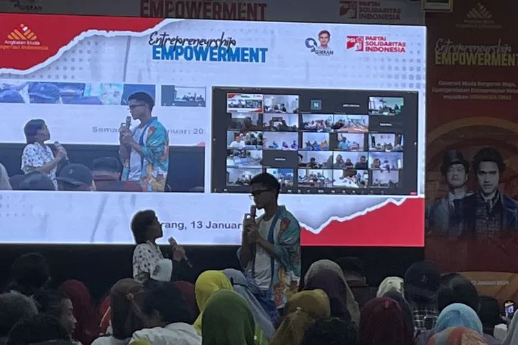Ketua Umum PSI Kaesang Pangarep berdialog dengan salah satu peserta saat acara Entrepreneurship Empowerment yang digelar Angkatan Muda Koperasi Indonesia (AMKI) di Hotel Horison Kota Lama Semarang, Sabtu 13 Januari 2024. (arri widiarto)
