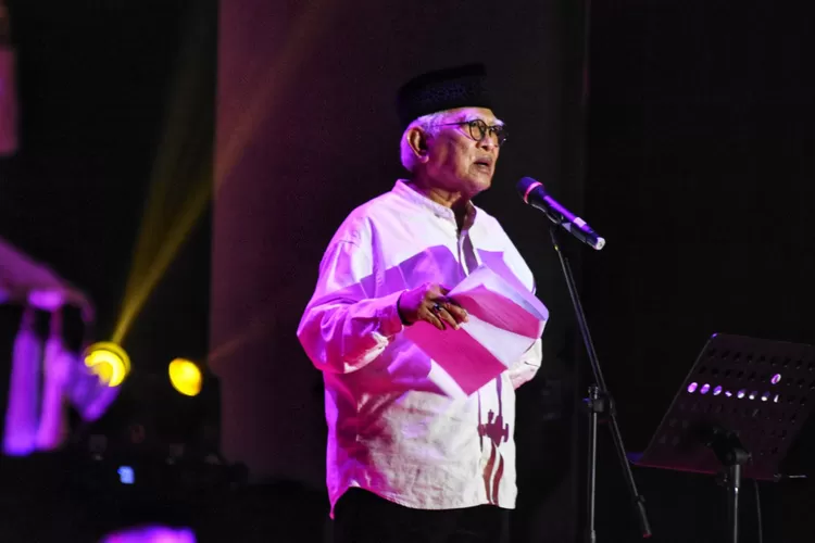 Gus Mus dalam penampilannya di Semarang. Kyai sekaligus Sastrawan itu memberi pesan penting jelang pemilu. (Ayosemarang.com/ Audrian Firhannusa)