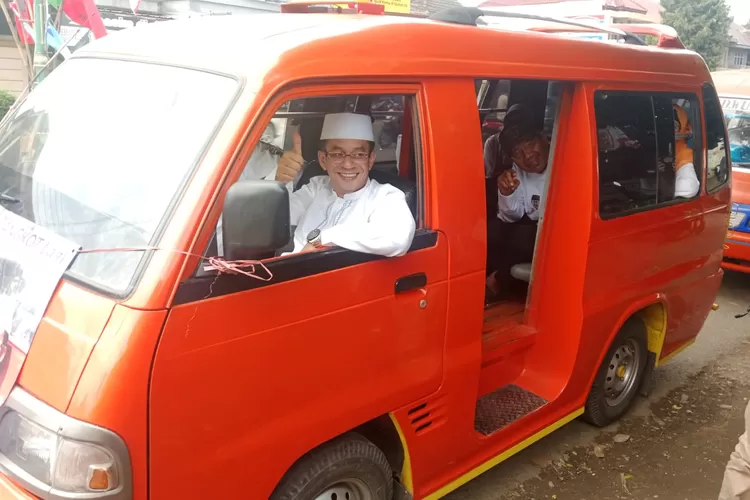 Rizal Bawazier Dewan Pakar DPP PKS saat kegiatan naik angkot gratis/ Muslihun kontributor Batang.