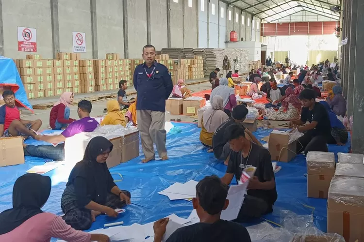 Proses sortir lipat surat suara DPR, DPRD Jawa Tengah, dan DPD RI di gudang logistik KPU Kabupaten Batang.  (Foto: Muslihun kontributor Batang.)