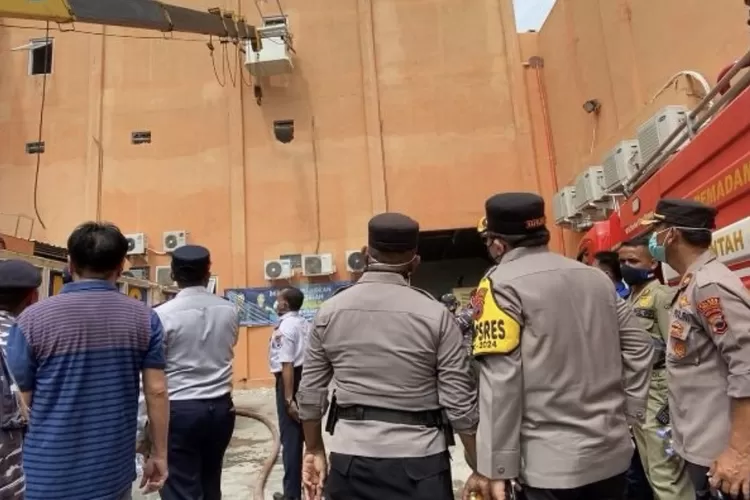 Petugas saat mengevakuasi  pekerja di karaoke Tegal ketika terjadi kebakaran.  ((Polrestabes Tegal))