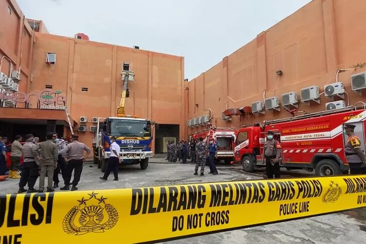 Petugas gabungan saat coba memadamkan kebakaran di gedung karaoke di Tegal.  ((Istimewa))