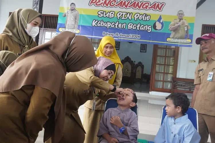 Pj Bupati Batang lakukan imunitas polio kepada balita.  (Foto: Muslihun kontributor Batang.)