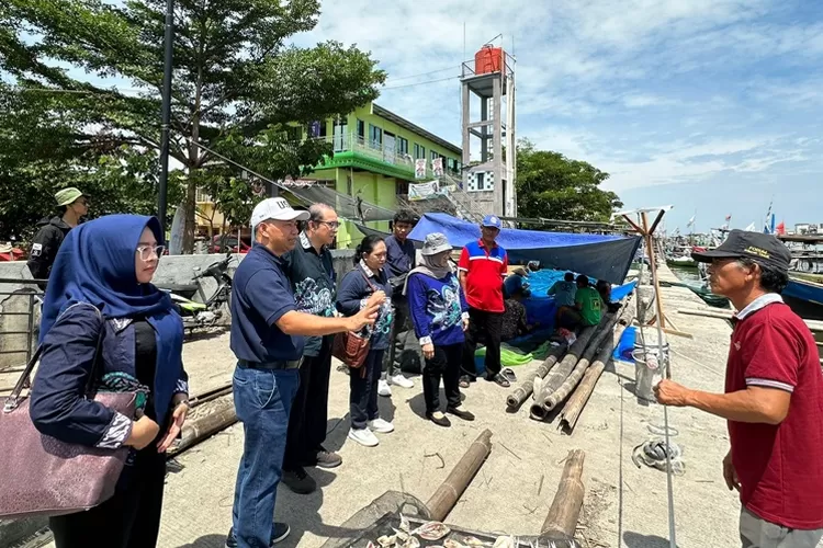 Rektor USM Serahkan Bantuan Penerangan Jalan Umum Tenaga Surya di Tambaklorok