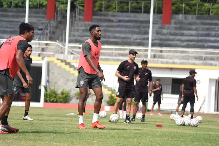 Boubakary Diarra terkejut ketika balik ke Semarang. Dia kira cuaca masih dingin seperti di negaranya.  ((Ayosemarang.com/ Audrian Firhannusa))