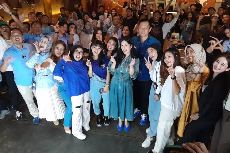 Ketua umum Partai Demokrat Agus Harimurti Yudhoyono (AHY) saat foto bersama dengan para selebgram Semarang. ( (Ayosemarang.com/ Audrian Firhannusa))