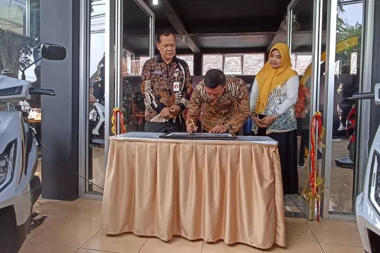 Staf ahli bupati didampingi kepala SMK Bhineka Patebon dan Owner United e-motor Jateng DIY memotong pita dealer motor listrik di SMK Bhineka Selasa 16 januari 2024.  ((edi prayitno/kontributor Kendal))