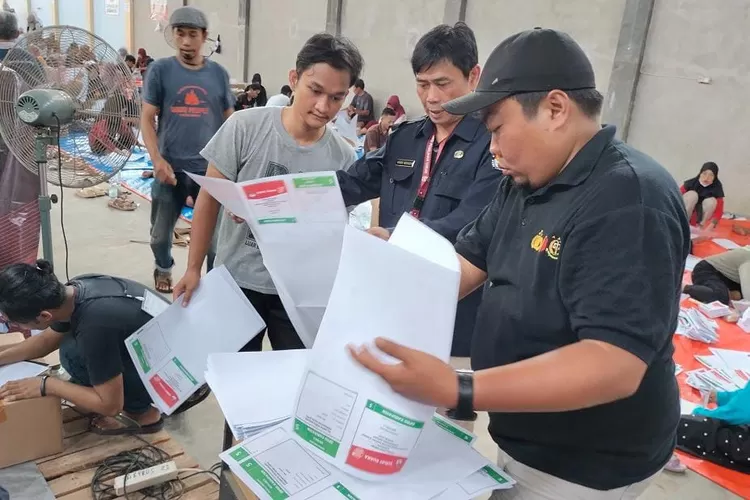 Anggota Bawalu Batang saat melakukan pengawasan sortir dan lipta suara di gurnag logistik KPU Batang.  (Foto: Muslihun kontributor Batang.)