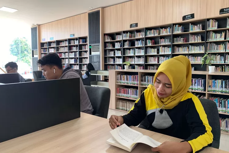 Pengunjung perpustakaan daerah Kendal menikmati suasana yang tenang dan nyaman. (Edi Prayitno/kontributor Kendal)