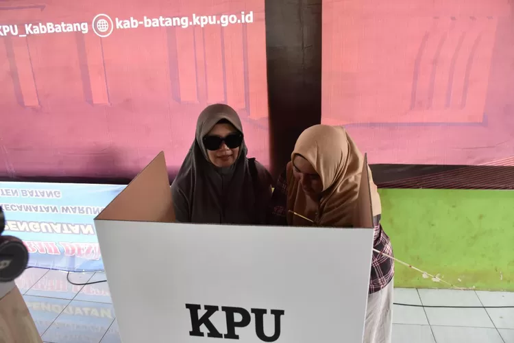 Simulasi disabilitas menggunakan hak suara di TPS. Foto : dok KPU Kabupaten Batang