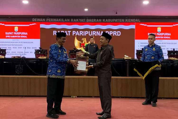 Sekda Kendal menyerahkan Rencana Pembangunan Jangka Panjang Daerah (RPJPD) tahun 2025-2045 dalam rapat paripurna di gedung DPRD Kendal Rabu 17 januari 2024.  ((edi prayitno/kontributor Kendal))