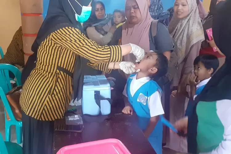  Pelaksanaan vaksin polio untuk anak-anak di Kendal. (Edi Prayitno/kontributor Kendal)