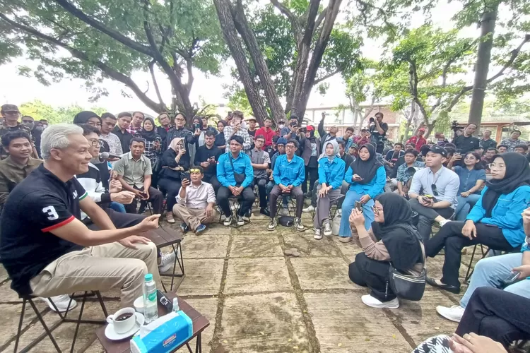Capres Ganjar Pranowo saat berdisuksi dengan milenial dan gen Z di Tirto Arum Baru Kendal Rabu 17 januari 2024.  ((edi prayitno/kontributor Kendal))