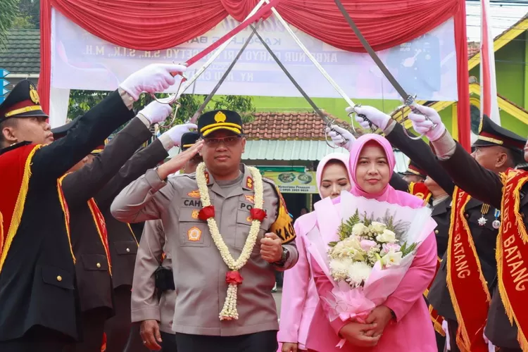 Kapolres Batang yang baru, AKBP Nur Cahyo, di hari pertama bertugas di Polres Batang disambut tradisi pedang pora.  (Foto: Muslihun kontributor Batang)