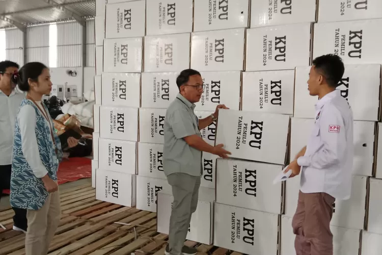 Rombongan Ombudsman RI saat melakukan monitoring di gedung logistik KPU Kota Pekalongan.  (Foto: Muslihun Kontributor Batang.)
