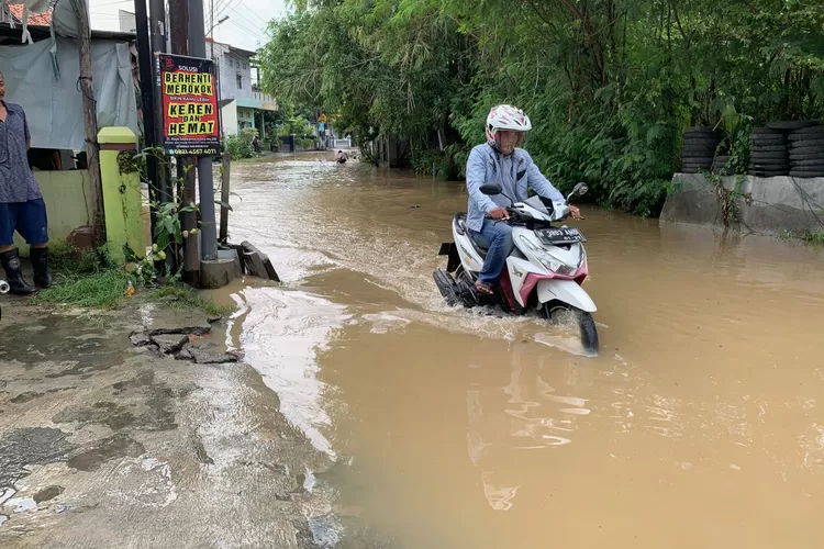 Genangan air di sejumlah wilayah sepanjang Sungai Kendal masih terlihat Kamis 18 Januari 2024. (Edi Prayitno/ kontributor Kendal)