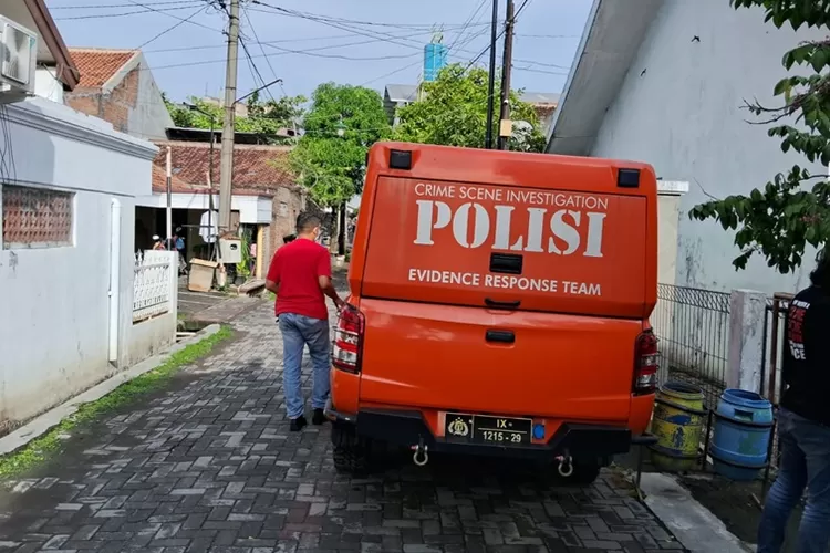Petugas Inafis Polrestabes saat sedang melakukan olah TKP di lokasi bunuh diri seorang pria di Genuk Semarang.  (istimewa)
