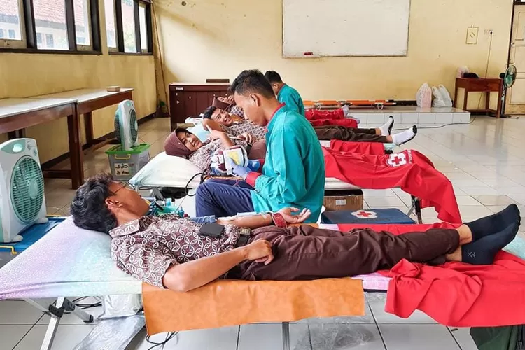 Donor darah SMAN 1 Subah Laboratorium Fisika SMAN 1 Subah, Kabupaten Batang, pada Kamis 18Januari 2024.  (Muslihun/Kontributor Batang)