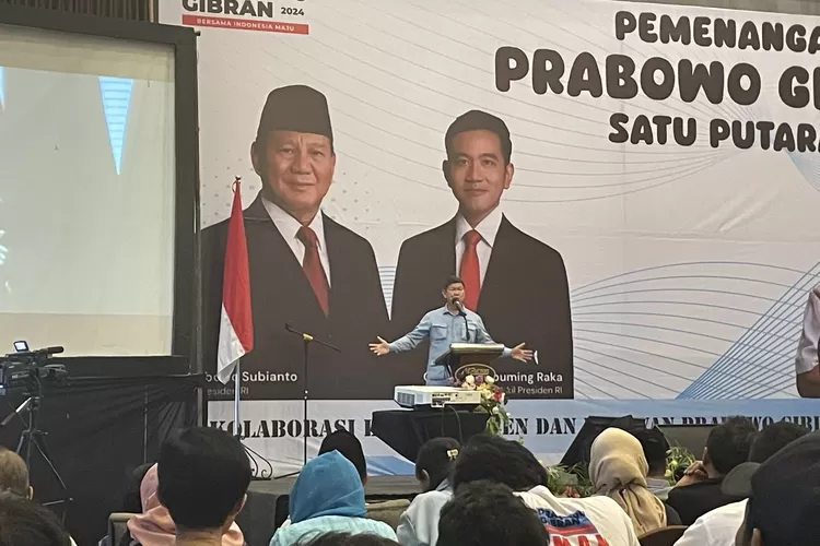 Anggota Dewan Pengarah Tim Kampanye Nasional (TKN) Prabowo Gibran, Hashim Djoyohadikusumo memberikan motivasi dan semangat kepara relawan Prabowo Gibran di MG Setos Kota Semarang, Jumat 19 Januari 2024. (arri widiarto.)