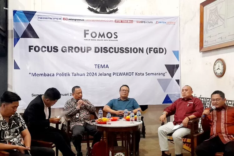 Group Discussion (FGD) bertema "Membaca Politik Tahun 2024 Jelang Pilwakot Kota Semarang" digelar oleh Forum Media Online Kota Semarang (FOMOS) di Rumah Popo, Kompleks Kota Lama Semarang, Jumat 19 Januari 2024. (arri widiarto)