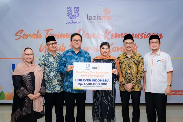 Penyerahan bantuan dana kemanusiaan dari Unilever Indonesia di Gedung Pusat Dakwah Muhammadiyah, Jakarta. (dok Unilever/Lazismu.)