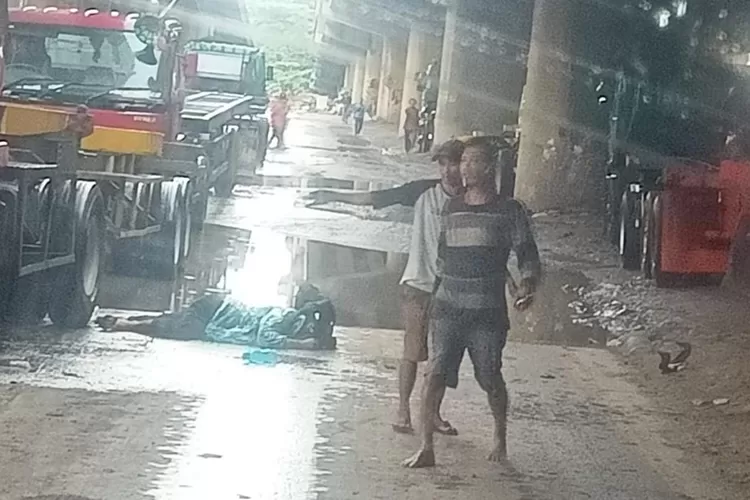 Kecelakaan pengendara motor terjun dari flyover Tanjung Emas Semarang. Korban mengalami luka-luka dan tidak meninggal dunia.  (Istimewa)