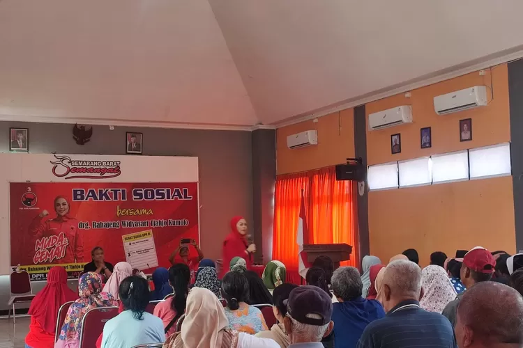 drg. Rahajeng Widyaswari Tjahjo Kumolo saat kegiatan tebus murah sembako di Balai Kecamatan Semarang Barat, Semarang, Minggu 21 Januari 2024. (dok pribadi.)