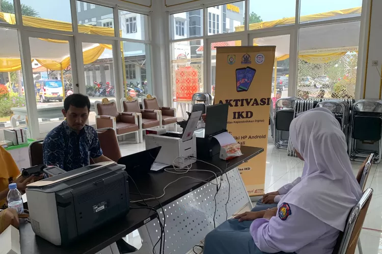  Perekaman e-KTP yang menyasar pemilih pemula di Kendal. (Edi Prayitno/ kontributor)