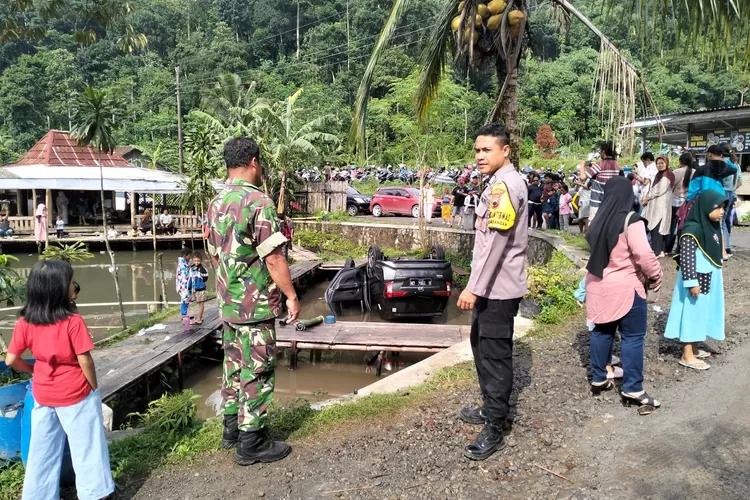 Posisi mobil yang terperosok terjun ke kolam pancing dan terbalik di kawasan wisata Kalikesek Limbangan Minggu 21 januari 2024. (edi prayitno/kontributor Kendal)