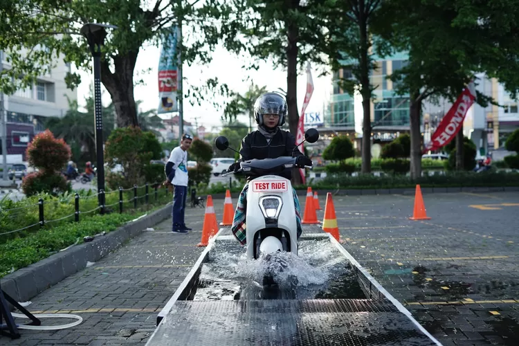 Riding Test Motor Listrik EM1 e: Plus di area parkir The Park Mall Solo Baru. (dok Astra Motor Jateng.)